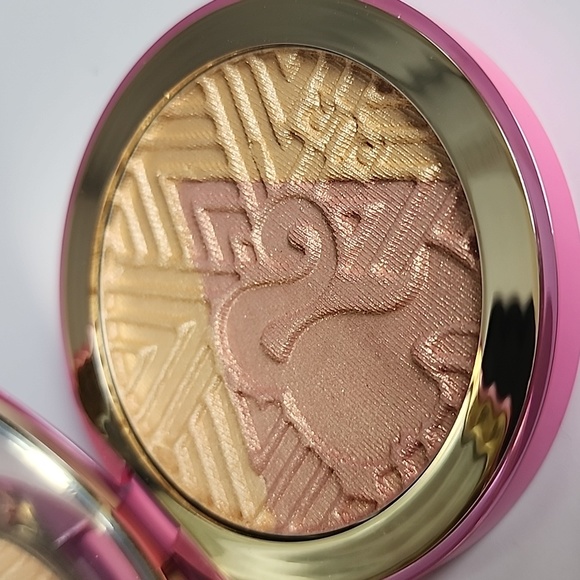 Pur X Barbie Confident Glow Signature Highlighter Pink Taffy & Bubbly - Picture 6 of 12